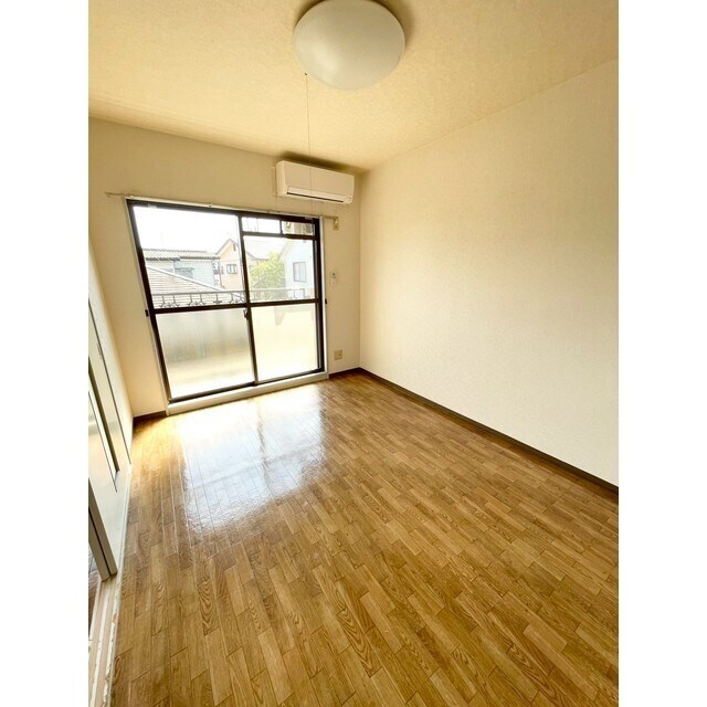 物件内観写真9　(明るい南洋間)