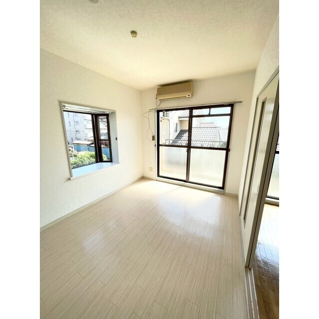 物件内観写真9　(角部屋の南東洋間)