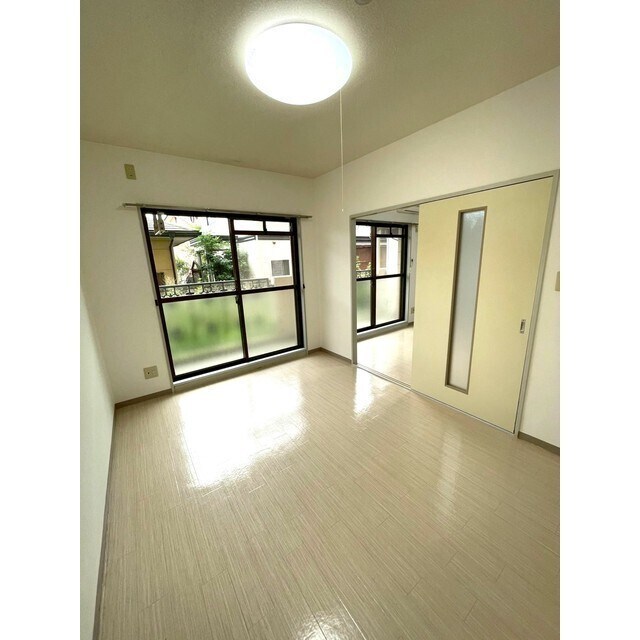 物件内観写真9　(リビング隣の明るい南洋間)