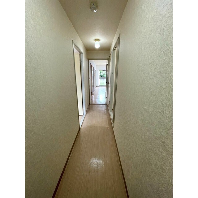 物件内観写真16　(玄関～LDKと続く廊下)