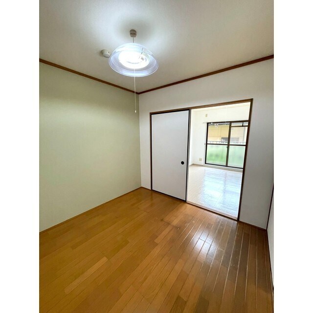 物件内観写真17　(薄緑色アクセントクロスのサービスルーム)