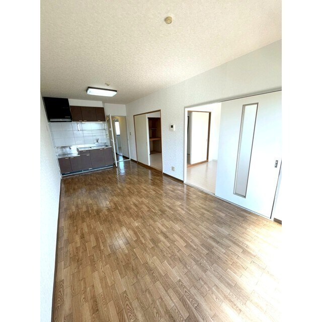 物件内観写真18　(広々リビングです)