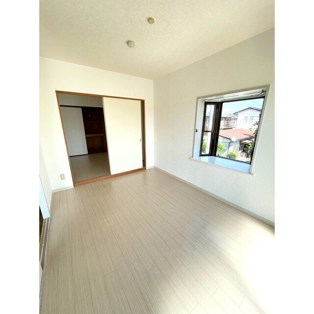 物件内観写真19　(角部屋出窓あります♪)