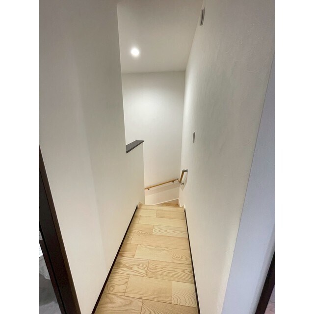 物件内観写真19　(2階から見た階段です。)