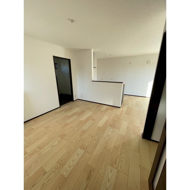 物件内観写真2　(広々としていてくつろぎやすいです！)