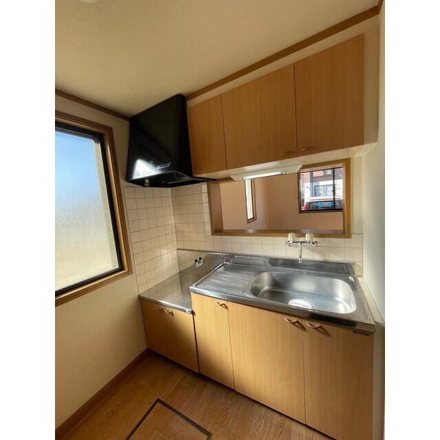 物件内観写真4　(窓ある明るいキッチン♪洋室にも視界ぬけます)