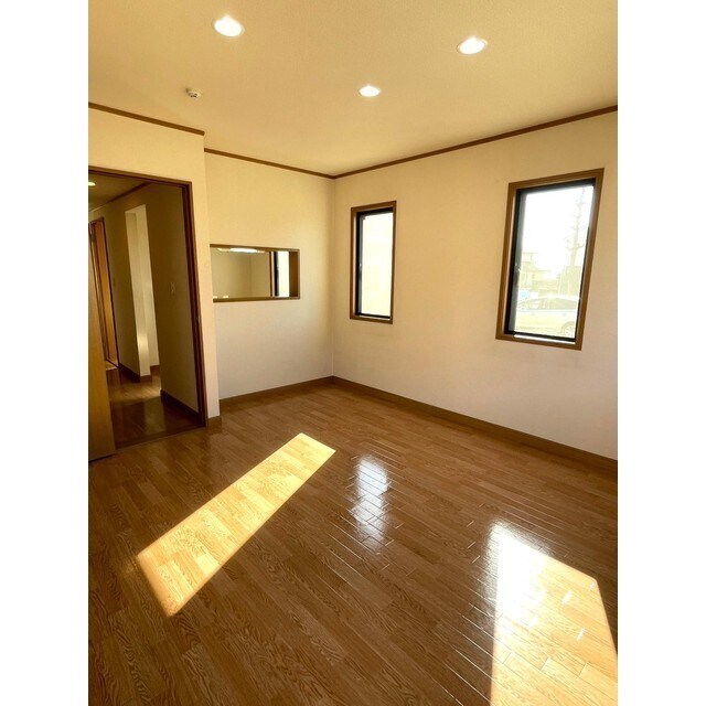 物件内観写真8　(ダウンライトの洋室です♪)