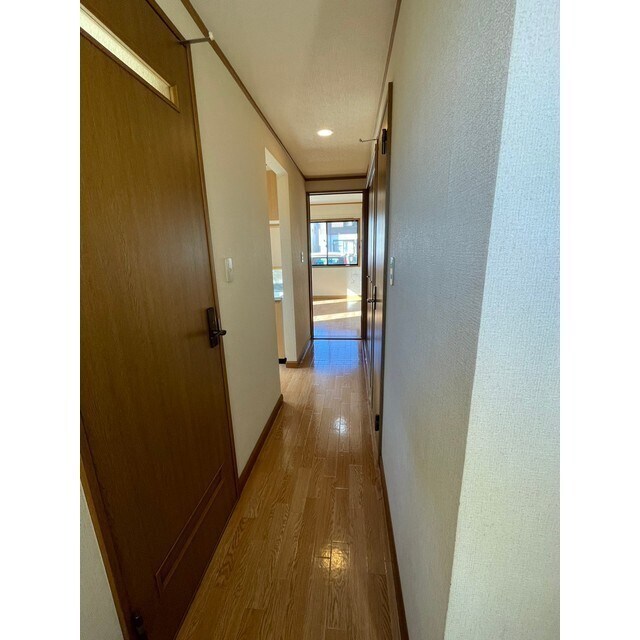 物件内観写真10　(玄関から、リビングへ続く廊下)