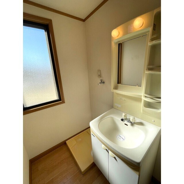 物件内観写真13　(洗面台の横は、室内洗濯機置き場)