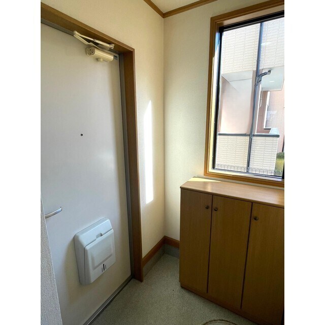 物件内観写真14　(明るい玄関)