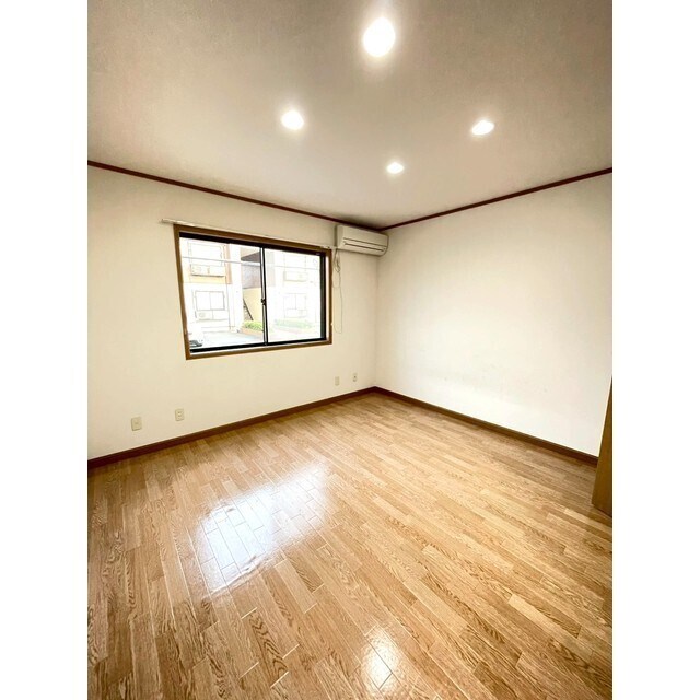 物件内観写真4　(ダウンライトの洋室です)