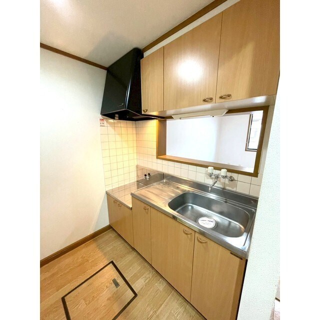 物件内観写真5　(リビング側に開口あり便利です)