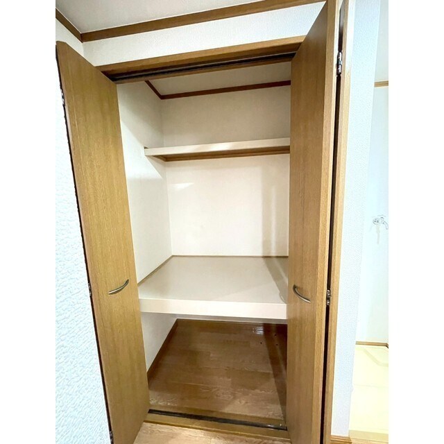 物件内観写真8　(出し入れしやすい折戸収納)