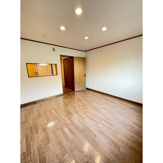 物件内観写真10　(キッチン流しへ、コップも置けます♪)