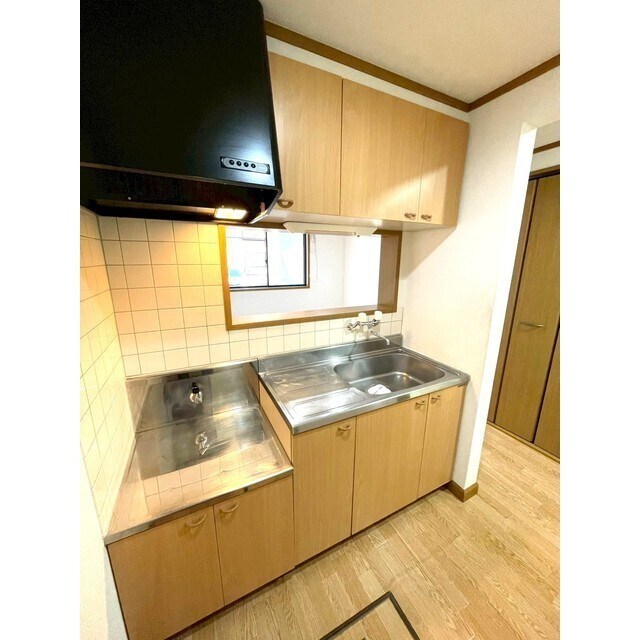 物件内観写真18　(木目調のキッチン)