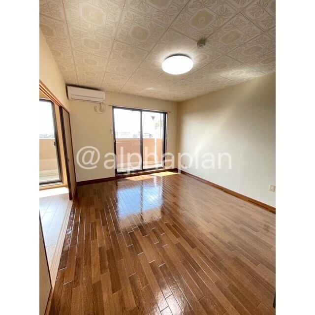 物件内観写真4　(エアコン新品！日当たり良好なLDKです♪)