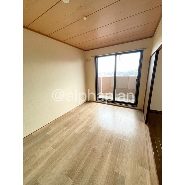 物件内観写真9　(リビング隣、日当たり良好の南洋室)