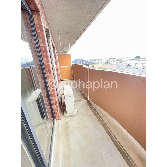 物件内観写真14　(日当たり良好の広いベランダです)