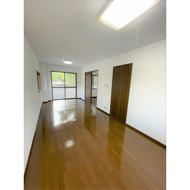 物件内観写真4　(広々としたリビングです♪)