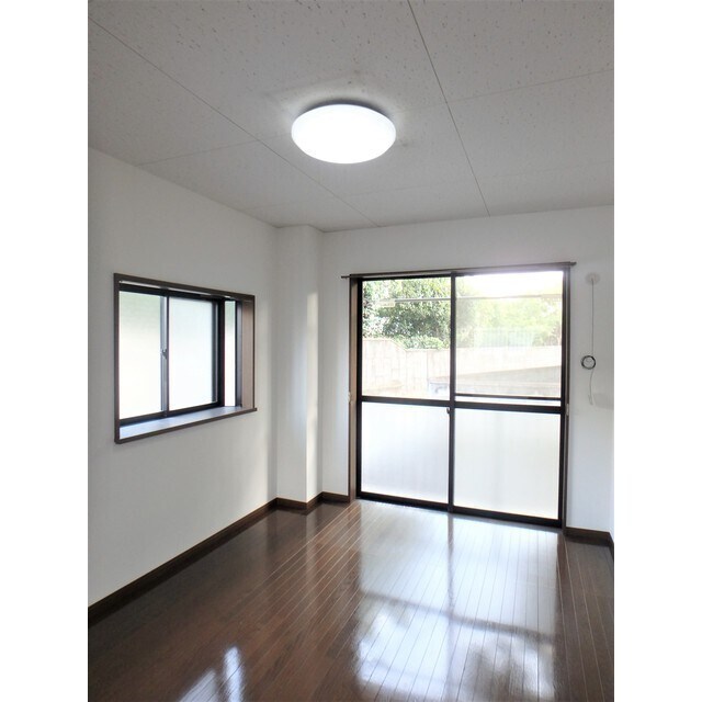 物件内観写真10　(2方向に窓があるので、日当たりが良いです♪)