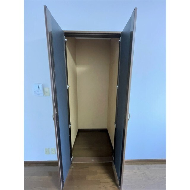 物件内観写真11　(LDK部の収納です！)