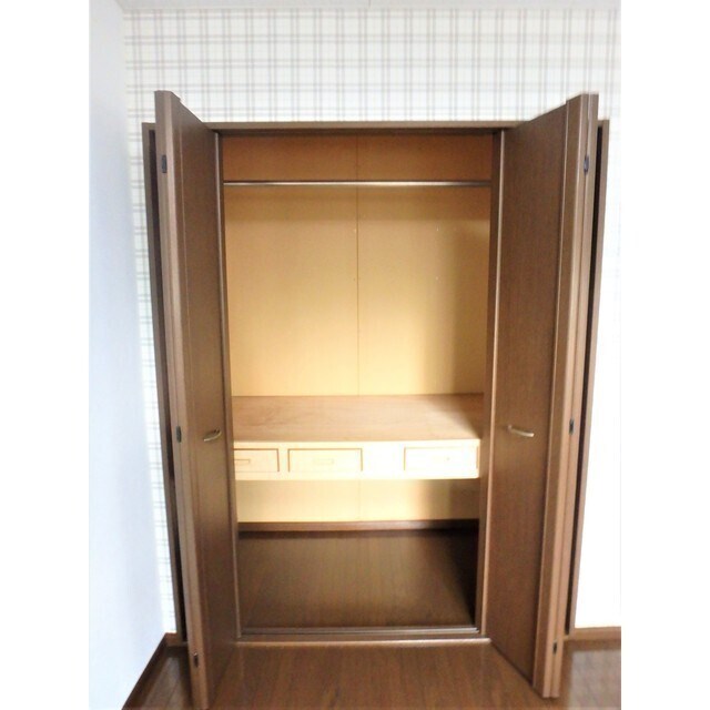 物件内観写真12　(洋室の収納です！)