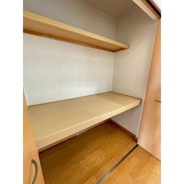 物件内観写真7　(廊下にある収納にはたくさん物が入ります。)