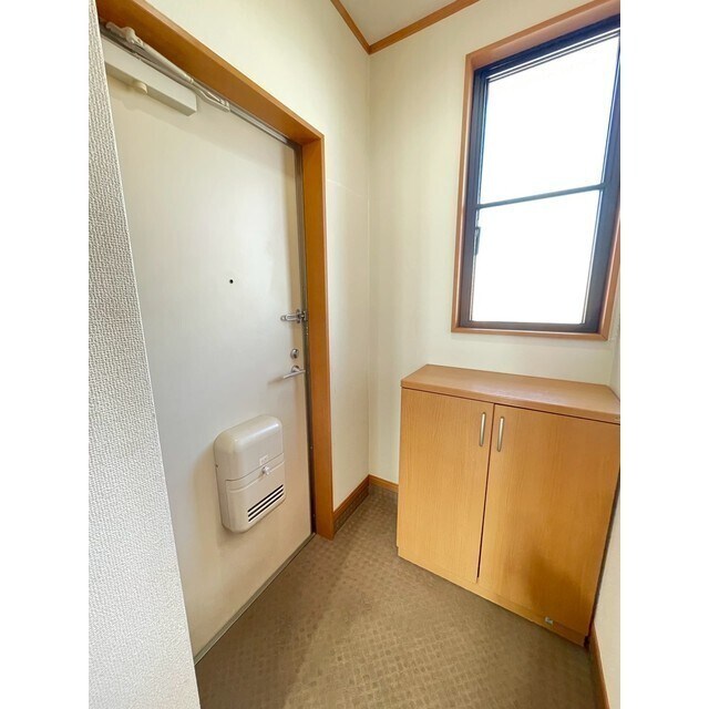 物件内観写真11　(シューズボックス付きの玄関です♪)