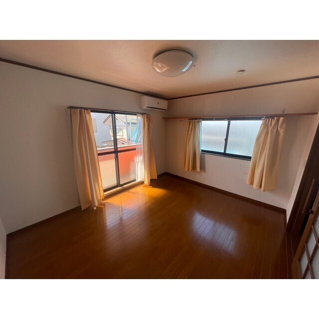 物件内観写真2　(角部屋なので窓2つ！風通しも良いです！)