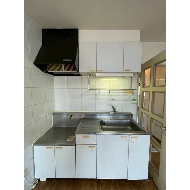 物件内観写真5　(白基調のキッチン)