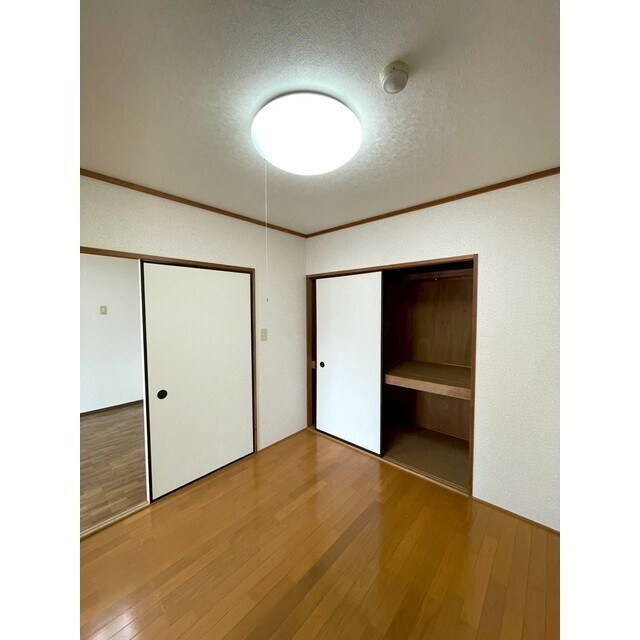 物件内観写真8　(中洋間と北洋間に収納あります♪)