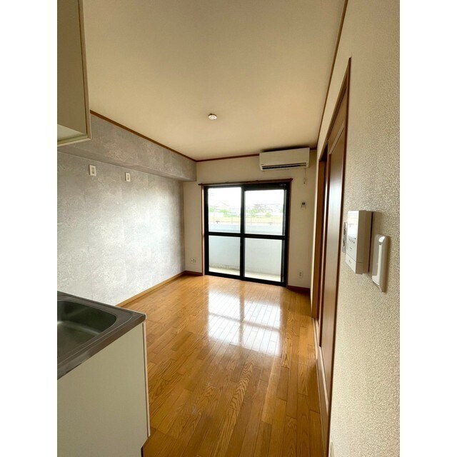 物件内観写真4　(アクセントクロス効いてるリビング)