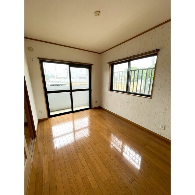 物件内観写真9　(2面採光の明るい洋室です♪)