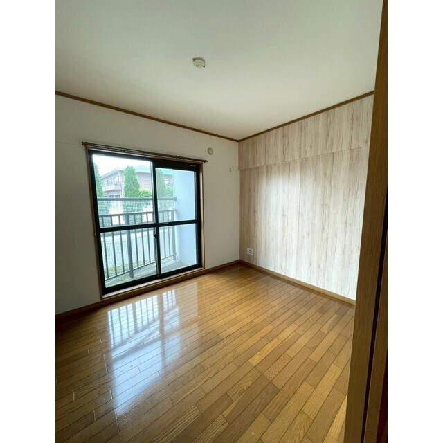 物件内観写真10　(木目調アクセントクロスの寝室です♪)