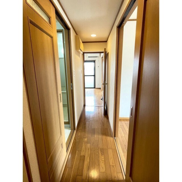 物件内観写真11　(廊下先はリビングへ)