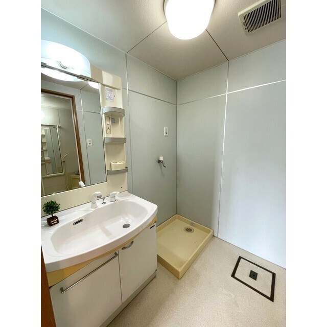 物件内観写真14　(水色壁の爽やかな洗面所)