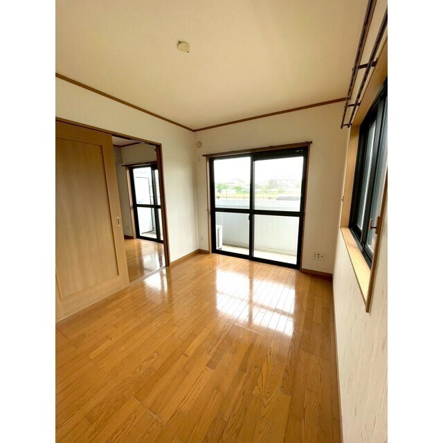 物件内観写真22　(明るい南洋室はダイニンクキッチン隣♪)