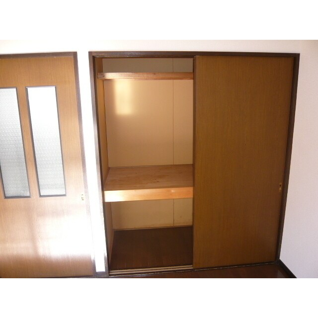 物件内観写真5　(広々収納)