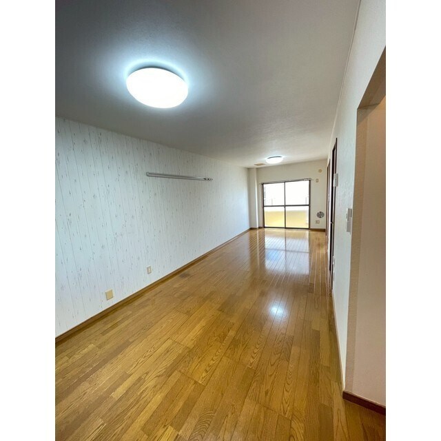 物件内観写真2　(広々リビング)