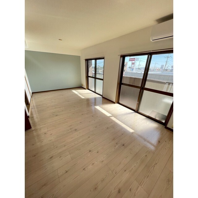 物件内観写真2　(大きい窓が2つもある広いリビングです！)