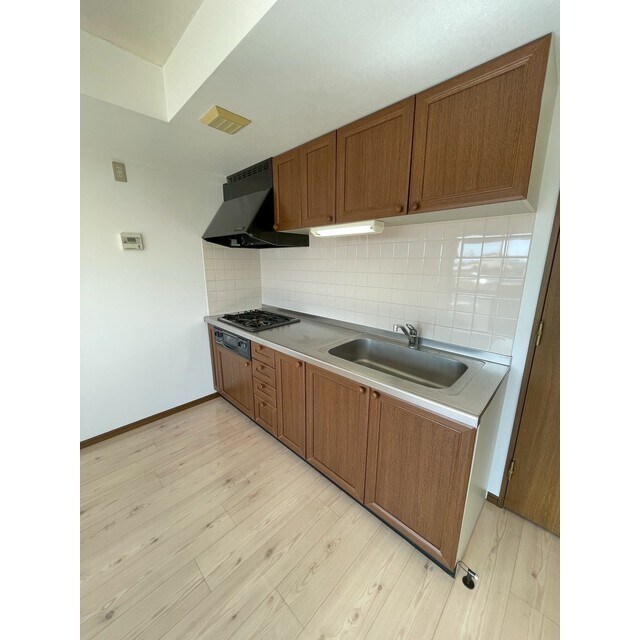 物件内観写真3　(コンロ付きの広いキッチンです♪)