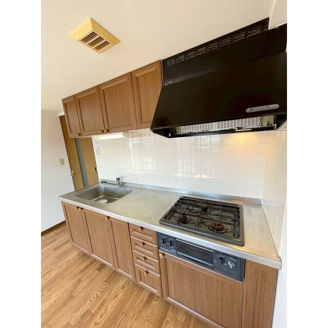 物件内観写真3　(３口コンロ付き)