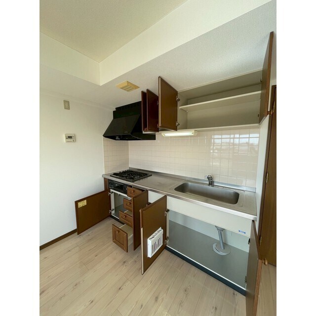 物件内観写真4　(キッチンの収納です！)