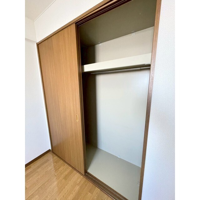 物件内観写真6　(収納４か所あります♪北東洋間収納)