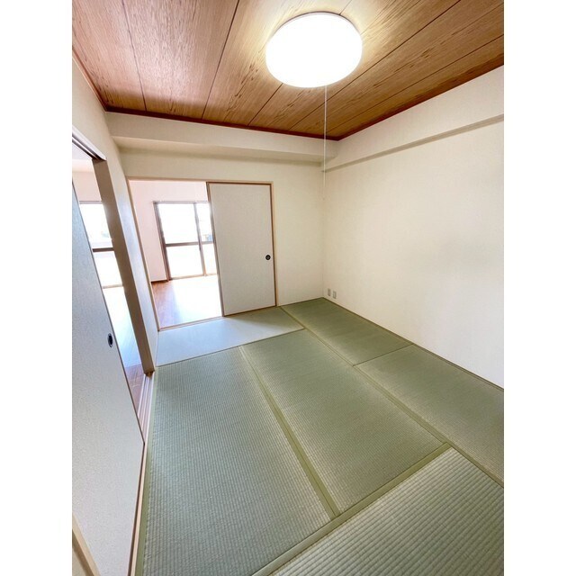 物件内観写真9　(リビング隣、使い勝手よい和室)