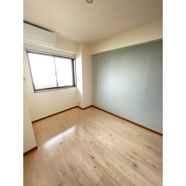 物件内観写真11　(玄関入って左の洋室です！)