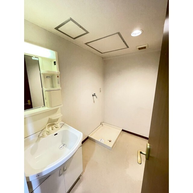 物件内観写真11　(独立洗面台、室内洗濯機置き場)