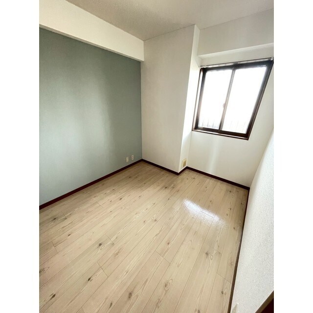 物件内観写真13　(玄関入って右側の洋室です！)