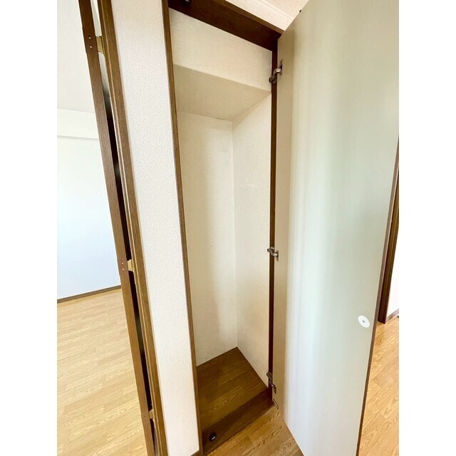 物件内観写真17　(廊下にも収納あります)