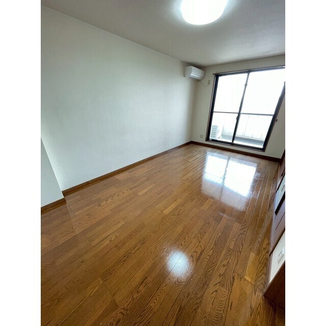 物件内観写真2　(広々としたリビングです！)